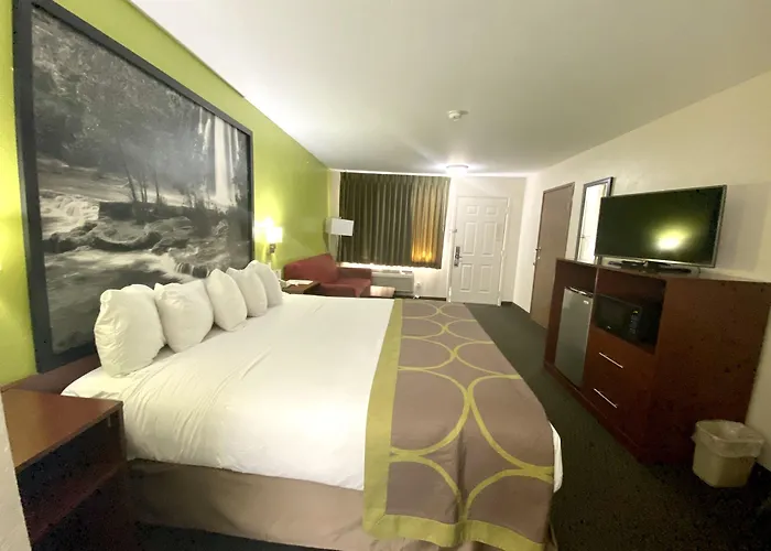 Days & By Wyndham I-40 Hotel