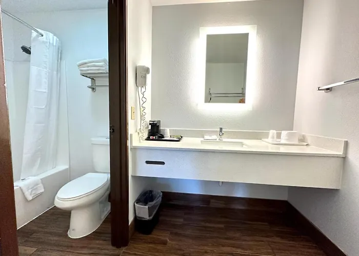 Days & By Wyndham I-40 Hotel 3*