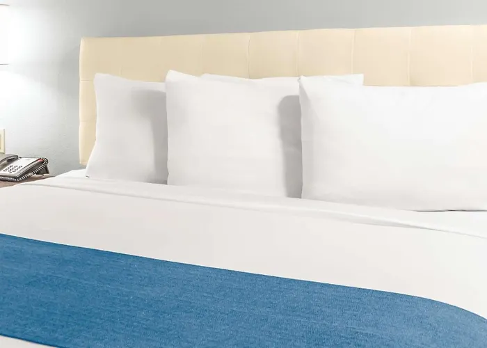 Days & By Wyndham I-40 Hotel 3*