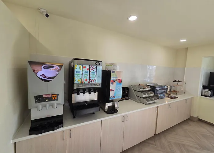 Days & By Wyndham I-40 Hotel 3*