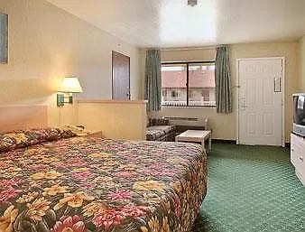 Days & By Wyndham I-40 Hotel